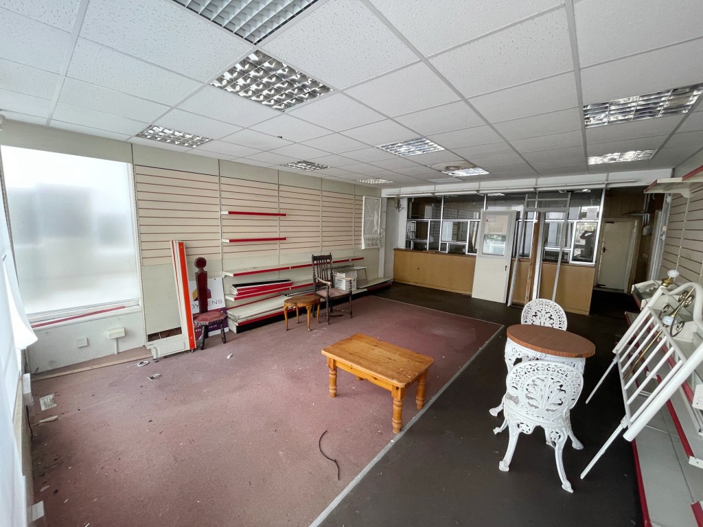 Lot: 61 - VACANT FREEHOLD COMMERCIAL PREMISES - Sales or main shop front area from the entrace door